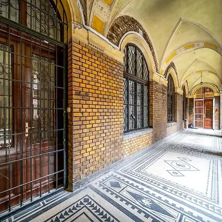 Andrassy Grandeur With Indoor Parking Apartament